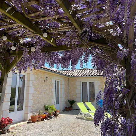 Les Bayles Holiday home *